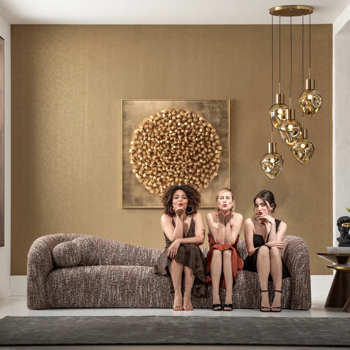 Γλυπτικός καναπές σε ένα ζεστό, high-end καθιστικό.